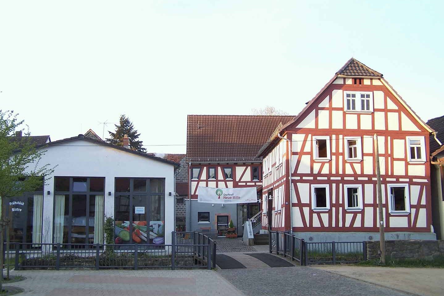 Ein Bild mit dem Gebäude von Dorftreff und Familienzentrum Nidda-Wallernhausen.